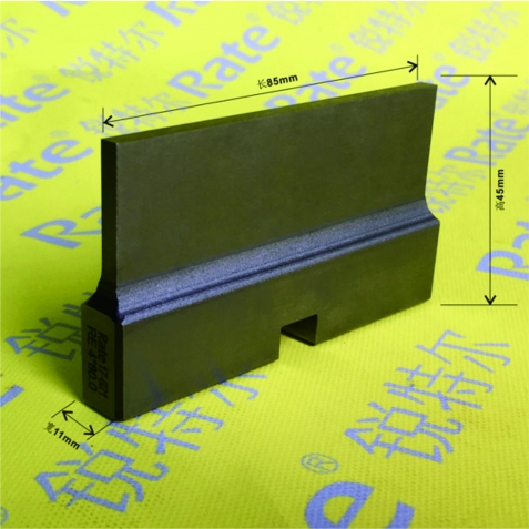 D station slitting insert